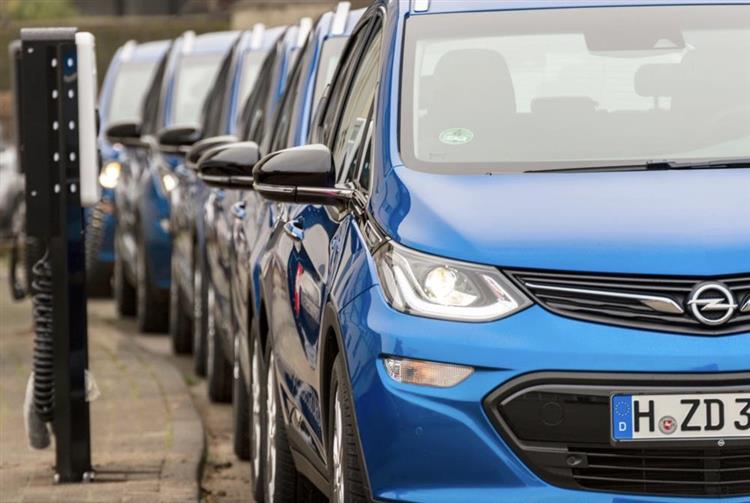 Dans le cadre de l’électrification de la flotte de la police de Basse-Saxe, une commande de 15 compactes électriques Opel Ampera-e a été passée