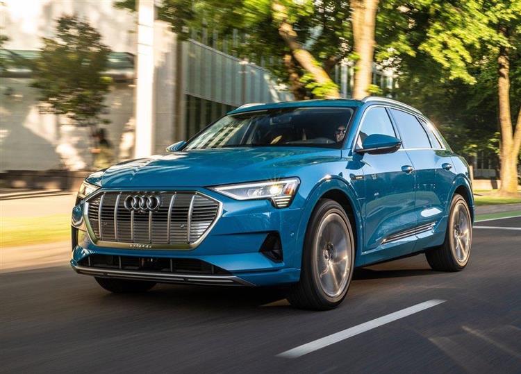 Lancé il y a un an, l’Audi e-tron s’offre quelques menues améliorations dont une batterie de plus grande capacité pour un gain d’autonomie de l’ordre de 25 km