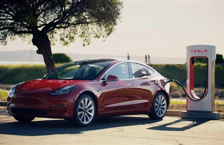 Grâce à une mise à jour à distance, Tesla débride la puissance de charge sur sa familiale électrique
