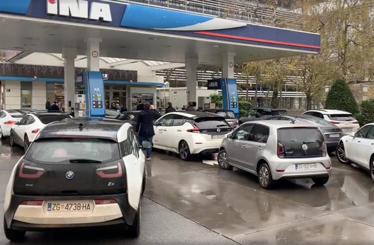 Pour sensibiliser les automobilistes quant au blocage des bornes de recharge par des véhicules thermiques, un club de propriétaires de véhicules électriques a symboliquement bloqué une station essence en Croatie