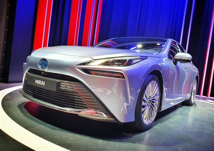 Embarquant un troisième réservoir d’hydrogène, la seconde génération de la Toyota Mirai offrira environ 600 km d’autonomie sur un seul plein