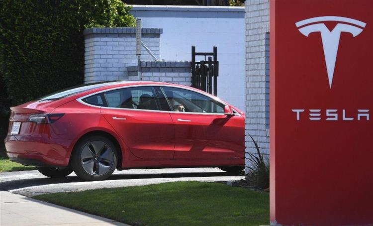 La capitalisation boursière de Tesla a dépassé les 100 milliards de dollars, confirmant que le marché est confiant quant à l’avenir de l’entreprise