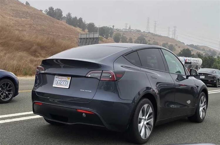 Selon les dernières indiscrétions, les premiers exemplaires du SUV familial pourrait être livré à des employés Tesla dès la mi-février aux États-Unis