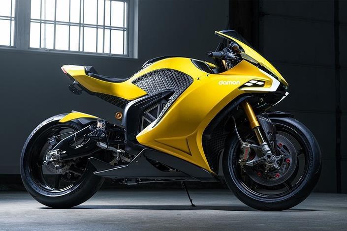 Offrant jusqu’à 480 km d’autonomie, la moto électrique Damon Hypersport embarque une batterie de 20 kWh
