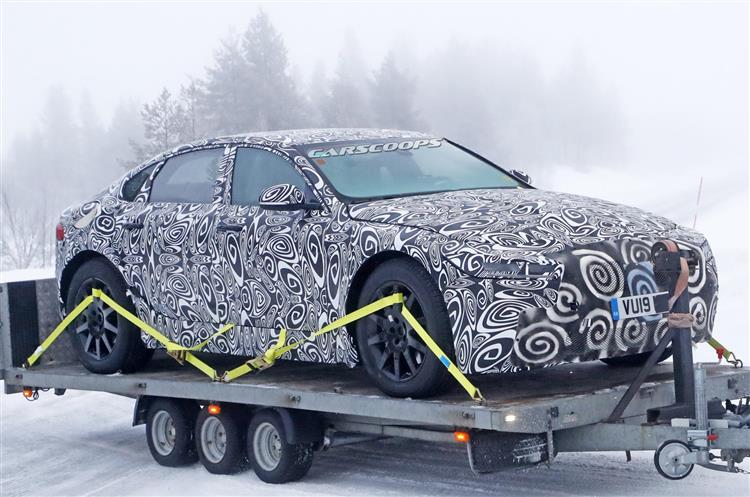 Attendue fin 2020, la nouvelle génération de la grande berline Jaguar XJ héritera d’une version électrique offrant jusqu’à 450 km d’autonomie WLTP
