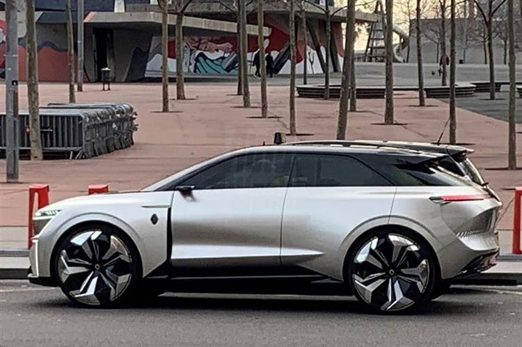 Aperçu dans les rues de Barcelone, le concept pourrait préfigurer le prochain Renault Kadjar dont la version électrique sera commercialisée en 2021