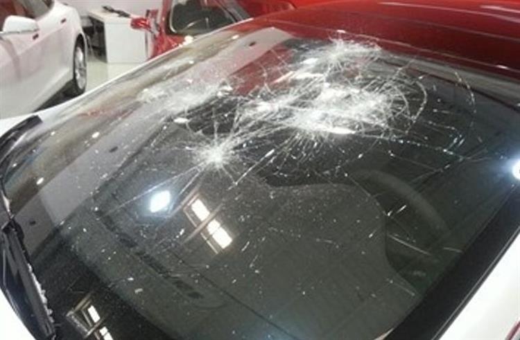 Excédé par les retards de livraison, le propriétaire chinois d’une Tesla Model S électrique vient d’éclater le parebrise de son véhicule
