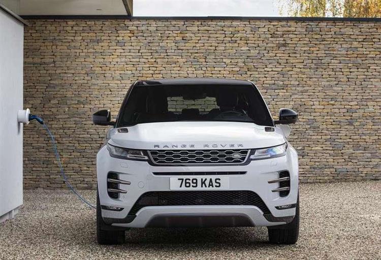 Les Land Rover Evoque et Discovery Sport adoptent une motorisation hybride rechargeable qui réduit les émissions de CO2 à 66 g/km