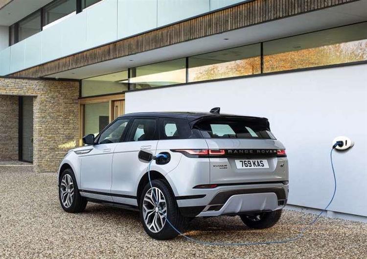 Avec sa batterie Lithium-Ion d’une capacité de 15 kWh, le Range Rover Evoque hybride rechargeable offre 66 km d’autonomie électrique