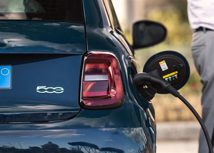 Offrant une autonomie WLTP de 320 km, la nouvelle Fiat 500 électrique devrait représenter en France entre 65 et 70 % des ventes