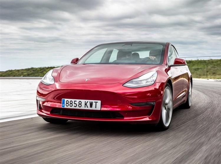 En France, la baisse de prix atteint 6 190 euros sur la Tesla Model 3 Standard Plus qui bénéficie désormais d’un bonus de 7 000 euros