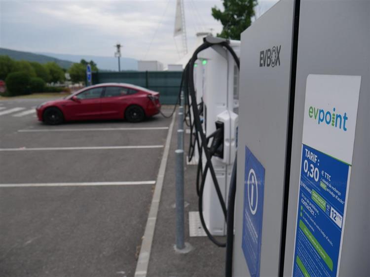 À proximité d’une station BP, des bornes de recharge installées sur l’aire d’autoroute du Granier (A43) exploitées par la société varoise Electric 55 Charging