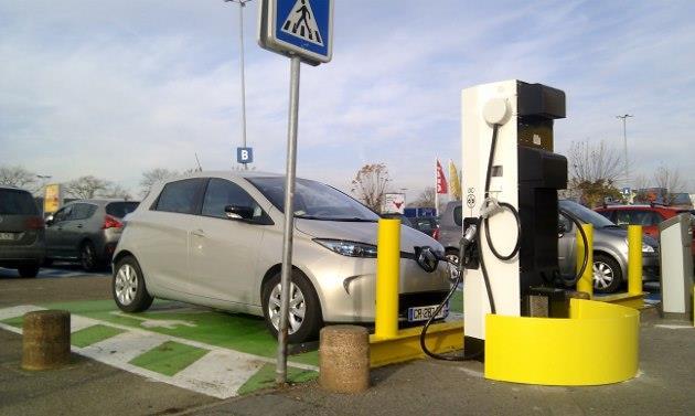 Une Renault ZOE électrique en charge sur une borne de recharge rapide installée sur le parking d'un magasin IKEA en région Île-de-France
