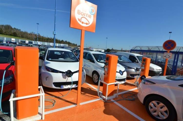Des Renault ZOE en charge sur des bornes installées sur le parking de l’enseigne E. Leclerc située à Trélissac (crédits : www.renault-zoe.forumpro.fr)