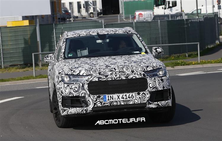 La prochaine génération du SUV Audi Q7 dans sa variante hybride rechargeable a été surprise en Allemagne, sur le Nüburgring (crédits : ABC Moteur)