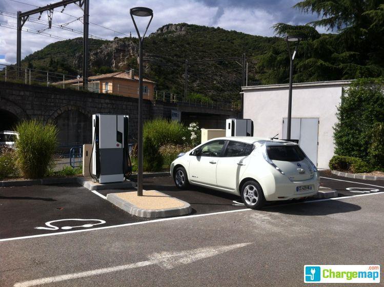 Contre 5 euros, les Ardéchois pourront recharger leurs véhicules électriques en moins de 30 minutes sur l’une des 50 bornes rapides installées d’ici mai 2015