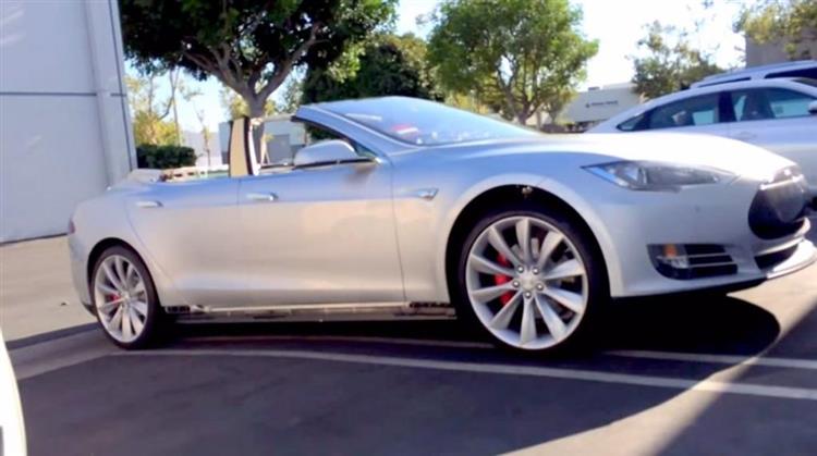 Une Tesla Model S électrique transformée en cabriolet par le préparateur US Newport Convertible Engineering