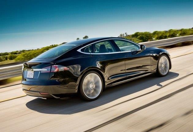 La berline électrique Tesla Model S sera, selon toute probabilité, disponible dans une version à transmission intégrale