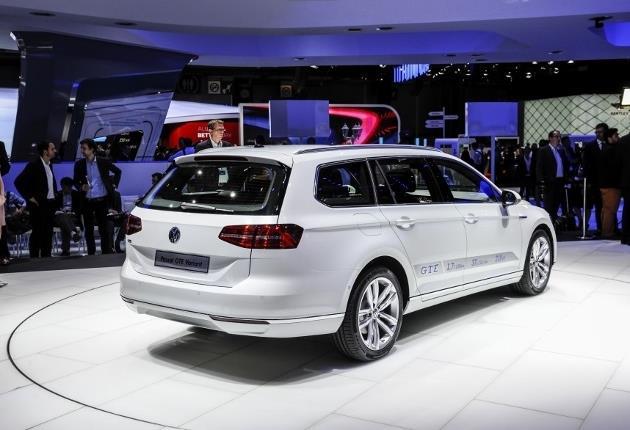 Disponible en berline et break SW, la nouvelle Volkswagen Passat GTE hybride rechargeable incarne la déferlante de modèles à faible consommation au Mondial