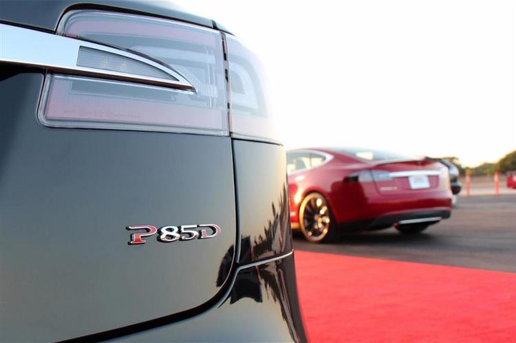 Avec un 0 à 100 km/h en 3,4 s, la Tesla Model S P 85 D fait aussi bien que la mythique Porsche 911 Turbo …