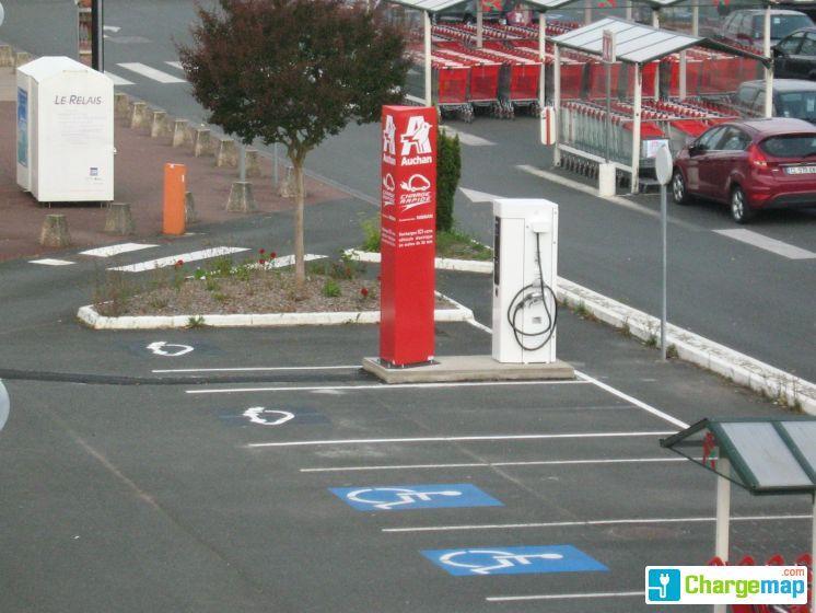 Une borne de recharge rapide installée par Nissan sur le parking de l’hypermarché Auchan de Châteauroux (crédits : ChargeMap)