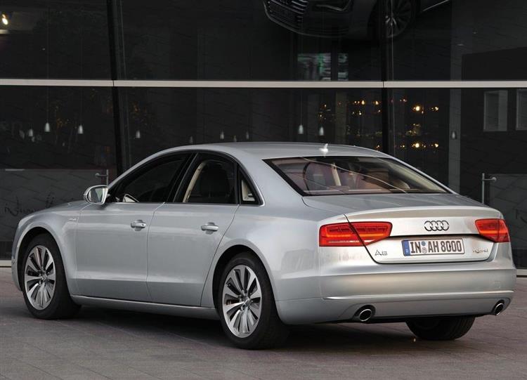 Audi A8 e-tron : dès 2015, la limousine devrait adopter deux groupes hybrides rechargeables inédits (essence-électrique et diesel-électrique)