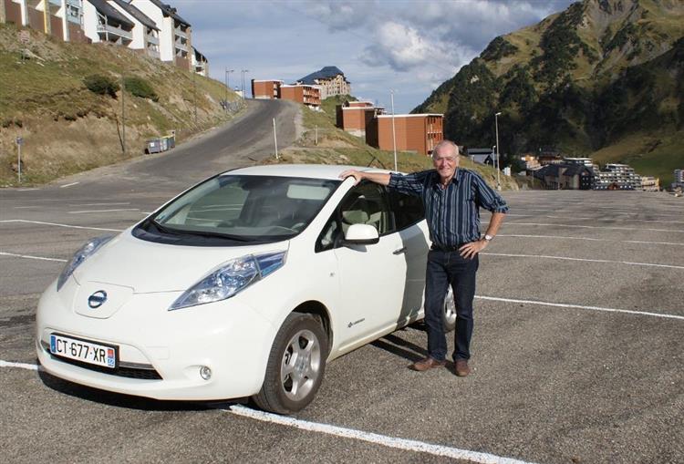 Jean-Claude et sa Nissan LEAF électrique au col du Tourmalet, dans les Pyrénées