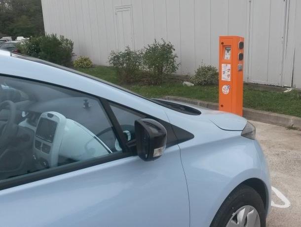 Une borne de recharge pour véhicules électriques installée sur le parking de l’enseigne E. Leclerc de Firminy