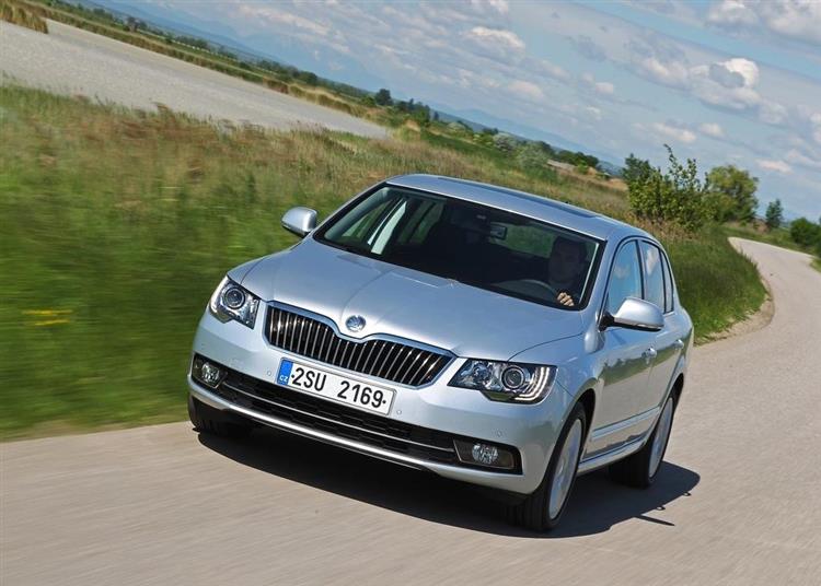 Pour sa troisième génération, la Škoda Superb disposera d’un moteur hybride rechargeable à son catalogue