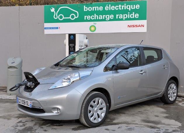 Une Nissan LEAF électrique faisant le « plein » sur la borne de recharge rapide de la station BP du 15e arrondissement