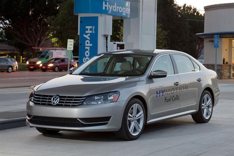 Passat HyMotion : au Los Angeles Auto Show 2014, le groupe Volkswagen a fait son coming-out concernant les véhicules électriques à hydrogène