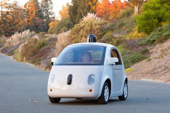 Désormais dotée de phares et de clignotants, la voiture autonome de Google arbore toujours un look très particulier