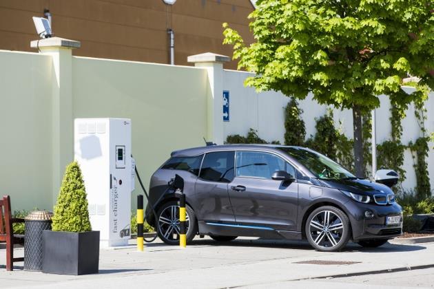 Une BMW i3 électrique branchée sur une borne de recharge rapide installée dans le Land de Bavière