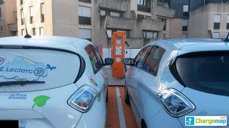 Deux Renault ZOE électriques branchées sur la borne de recharge installée sur le parking aérien du centre E. Leclerc à Bourges (crédits : ChargeMap)