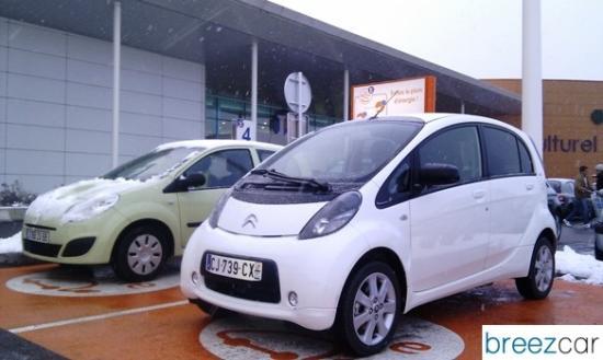 Le concept  La Borne E. Leclerc  : mettre à disposition des clients possesseurs de véhicules électriques ou hybrides rechargeables des bornes de recharge gratuites