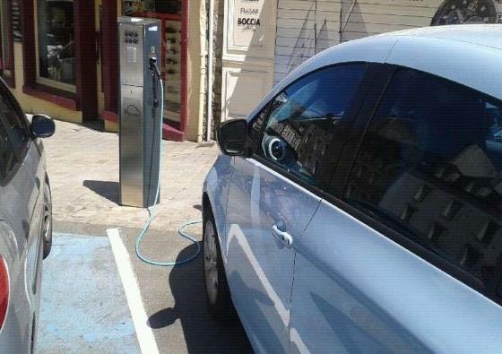Une Renault ZOE électrique branchée sur une borne de recharge publique à Vannes (crédits : ChargeMap)