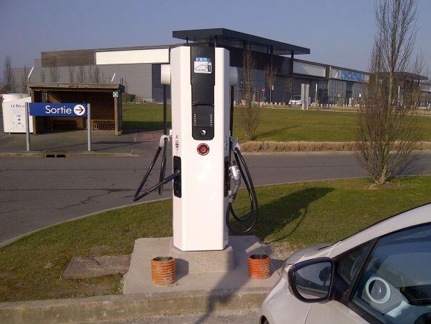 Une borne de recharge rapide installée par Nissan sur le parking IKEA d’Hénin-Beaumont (crédits : ChargeMap)