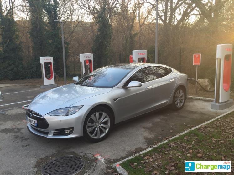 Une Tesla Model S branchée sur l'une des bornes du Supercharger installé sur le parking de l'hôtel Novotel Pont de l'Arc, à Aix-en-Provence (crédits : ChargeMap)