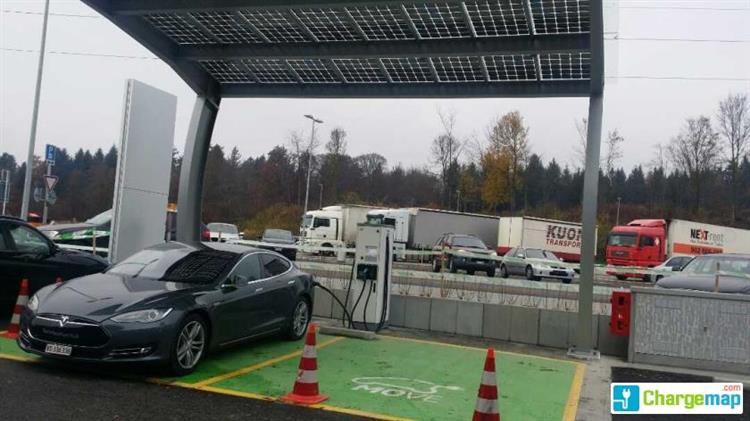Une borne de recharge rapide tri-standard installée sur l’aire d’autoroute Grauholz (A1), près de Berne (crédits : ChargeMap.com)