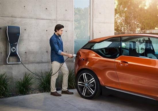 Le partenariat entre BMW et Schneider Electric vise à accompagner les clients de la gamme i électrique du constructeur dans la recharge de leurs véhicules