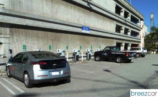 Fin du stationnement gratuit pour les véhicules électriques et hybrides rechargeables à l'Aéroport de Los Angeles