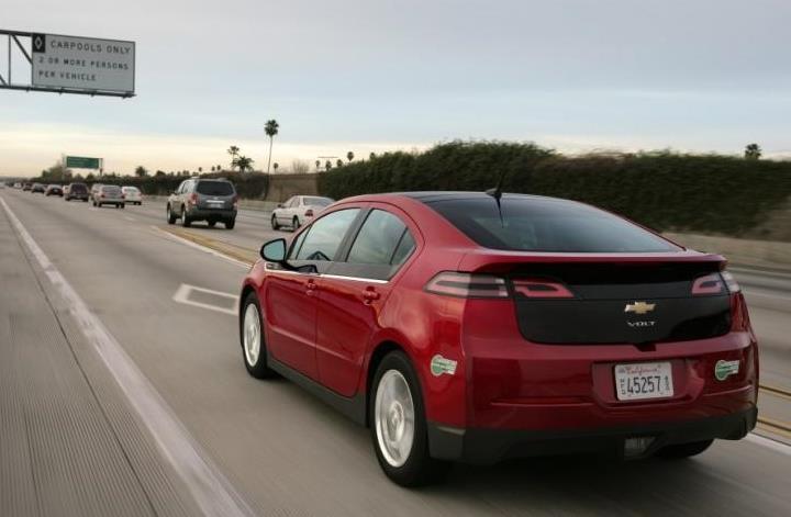 Une Chevrolet Volt hybride rechargeable empruntant une voie réservée en Californie (HOV Lane ou High-Occupancy Vehicle Lane)