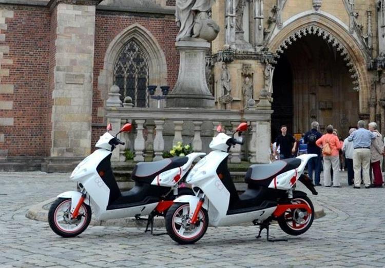 Deux scooters électriques du constructeur allemand Govecs (crédits : Govecs)