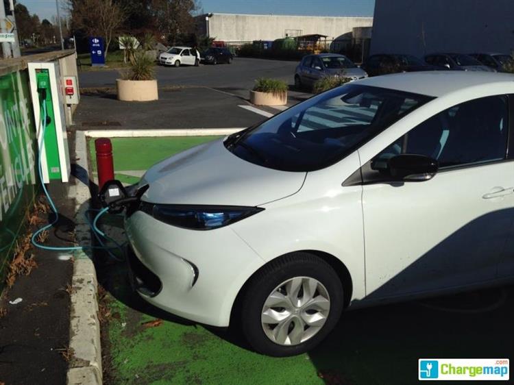 Une Renault ZOE branchée sur la borne de recharge du centre commercial Carrefour d’Anglet (crédits : ChargeMap.com)