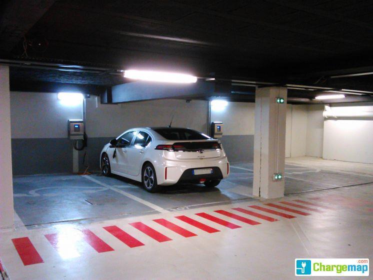 Une Opel Ampera branchée sur la borne de recharge du parking Carnot, à Annecy (crédits : ChargeMap)