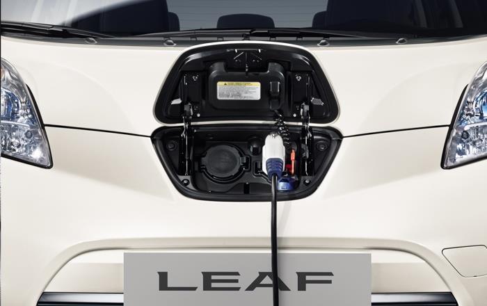 La berline compacte Nissan LEAF électrique se recharge intégralement en 8 heures sur une borne de recharge « normale »