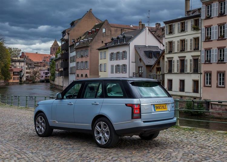 Le Range Rover Hybrid prend la pose au cœur du quartier historique La Petite France de Strasbourg 