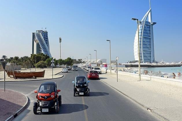 Des Renault Twizy en test dans la ville de Dubaï ; le petit Emirat a déjà commercialisé 65 exemplaires du quadricycle électrique