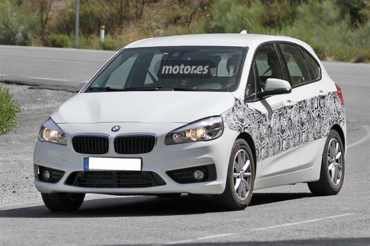 La BMW Série 2 Active Tourer eDrive vient d’être surprise en Espagne dans une tenue de camouflage (crédits : Motor.es)