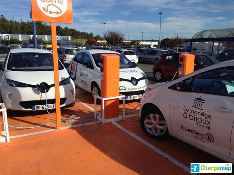 Très actives en Dordogne, les enseignes E. Leclerc ont été parmi les premières à installer des bornes de recharge (ci-dessus, le magasin de Trélissac) – Crédit : ChargeMap